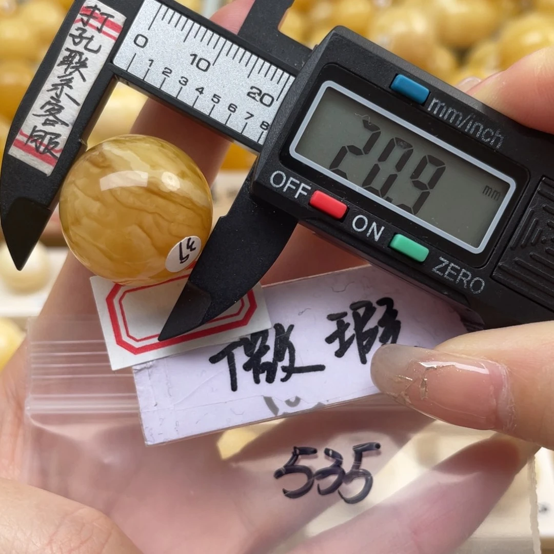 蜜蜡裸石未镶嵌大瑕