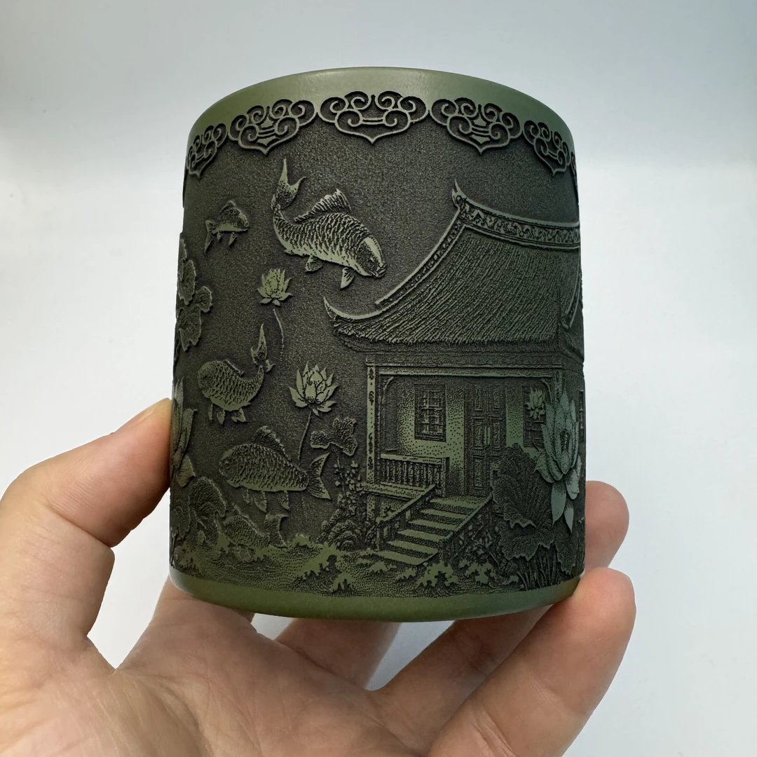 宜兴原矿紫砂全手工立体浮雕荷花年年有鱼绿泥笔筒杯170cc
