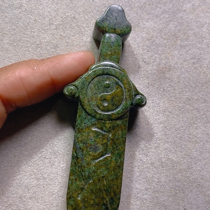 七***主蛇纹石玉未镶嵌颈饰