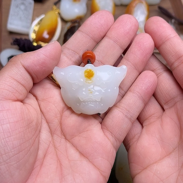 一****和田玉未镶嵌颈饰