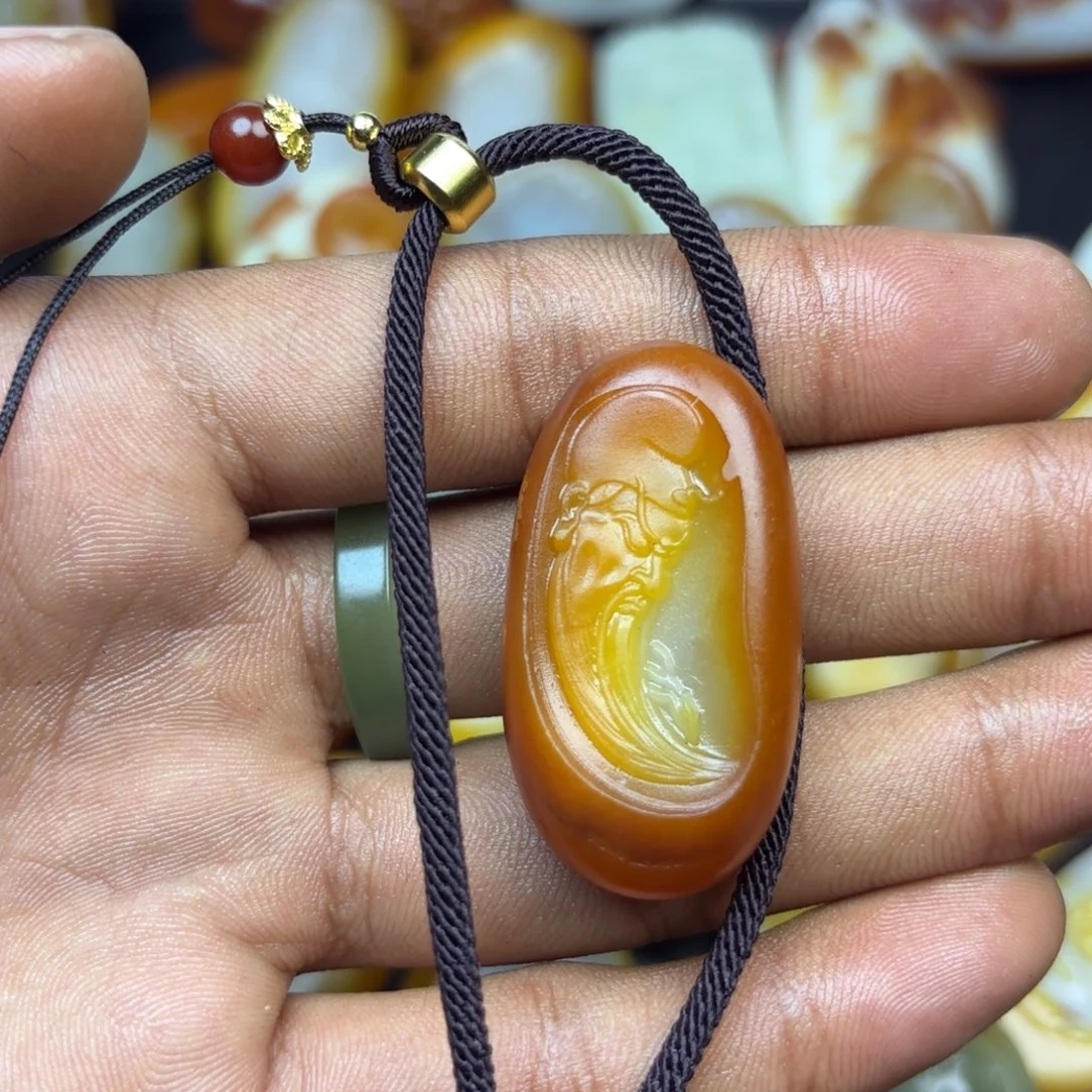 和田玉颈饰未镶嵌包**人