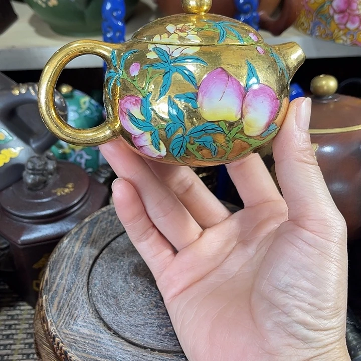 王***海茶壶紫泥矿泥料手工制作的一把紫砂壶。