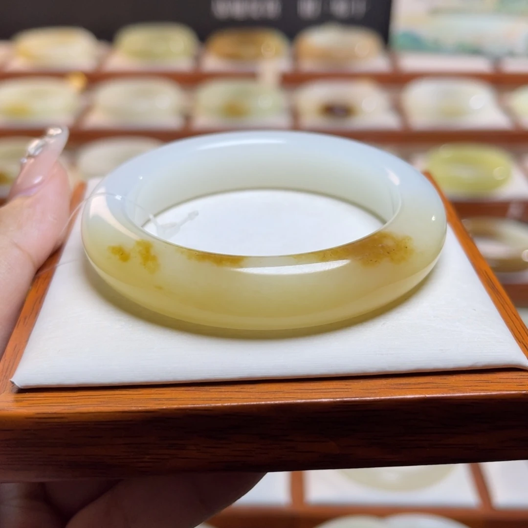 【闪购商品】和田玉手镯未镶嵌花*茶