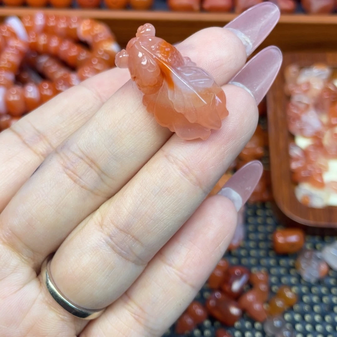 米***多南红玛瑙未镶嵌颈饰金鱼