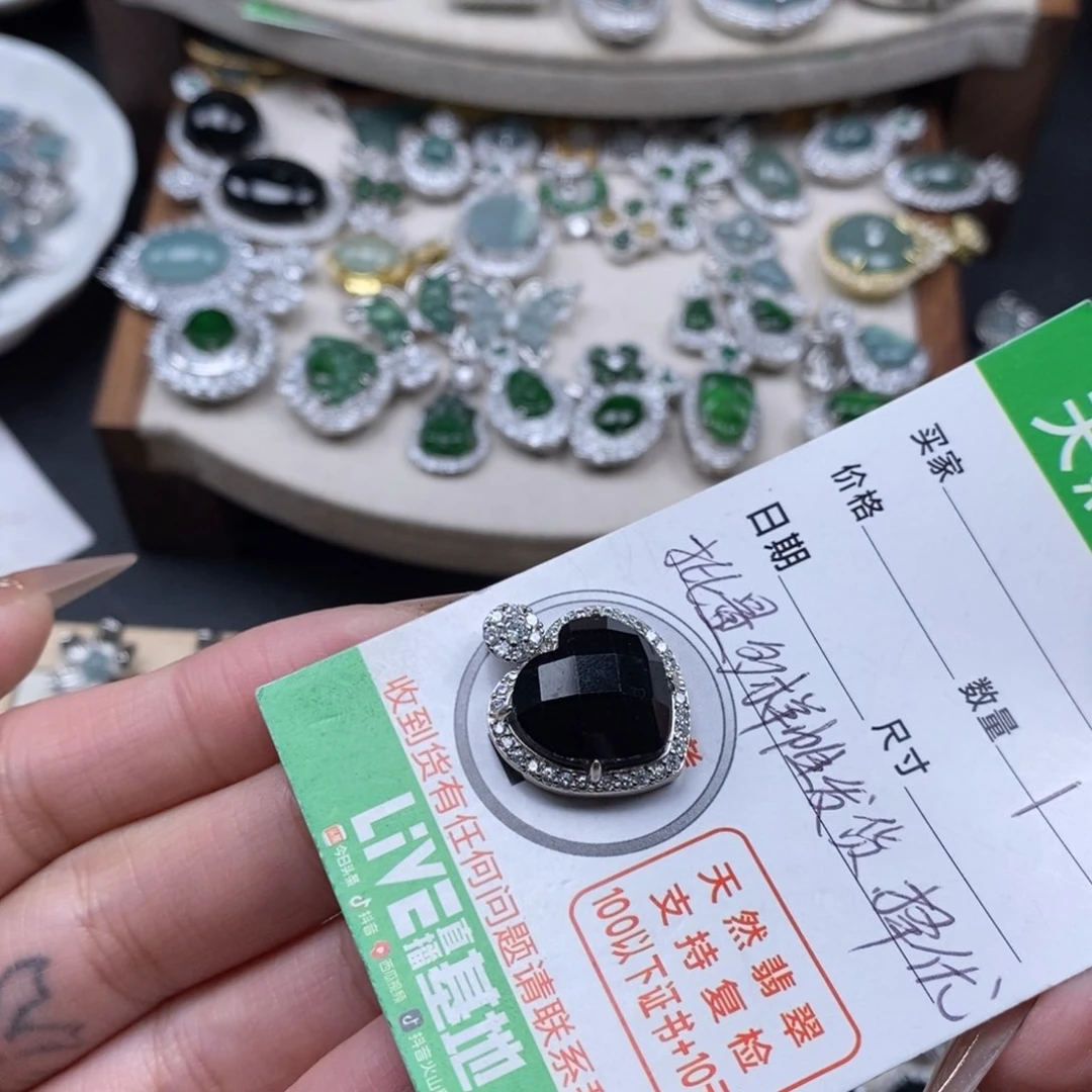 翡翠颈饰未镶嵌翡翠