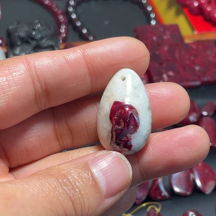 天然辰砂原石晶体吊坠