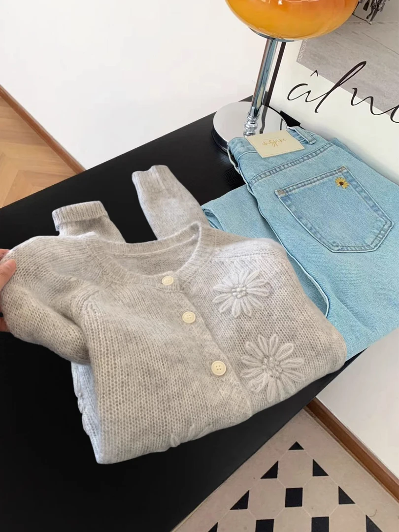 韩系甜美风花朵刺绣圆领毛衣外套女秋冬慵懒软糯减龄针织开衫上衣