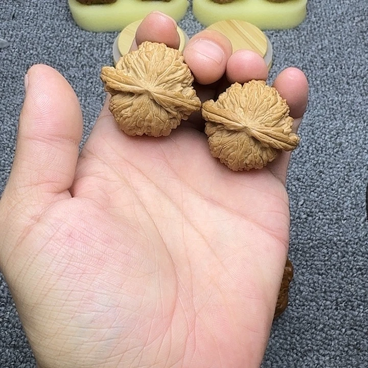 文玩核桃吊坠40尺，狮子