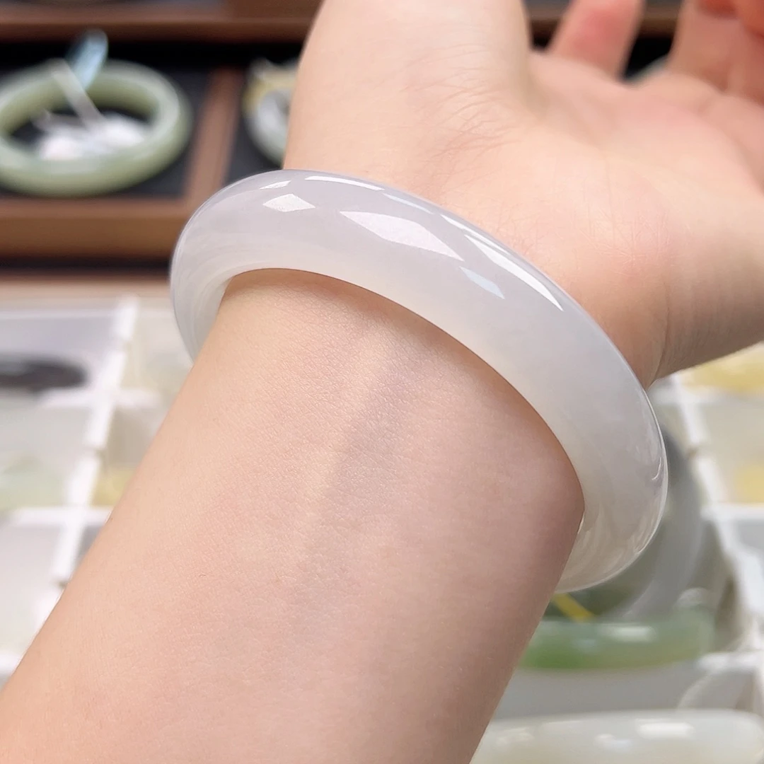 和田玉未镶嵌手镯