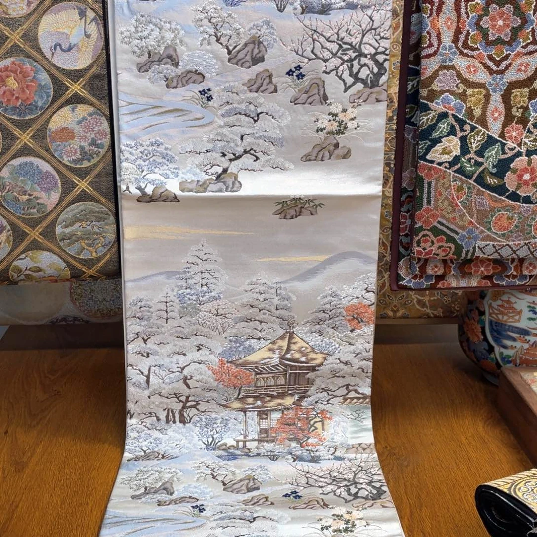 织绣兹照寺初雪织锦