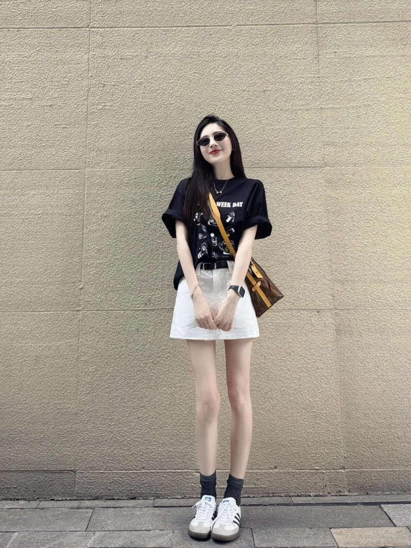 【左岸午后】夏季时尚黑色印花T恤短袖搭配高腰白色半身裙两件套装