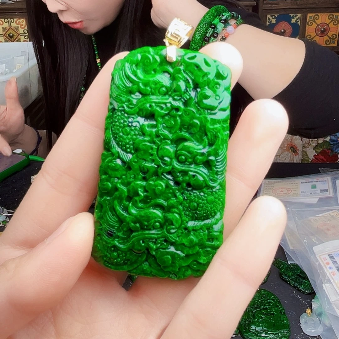 颈饰18K金镶嵌翡翠多样性