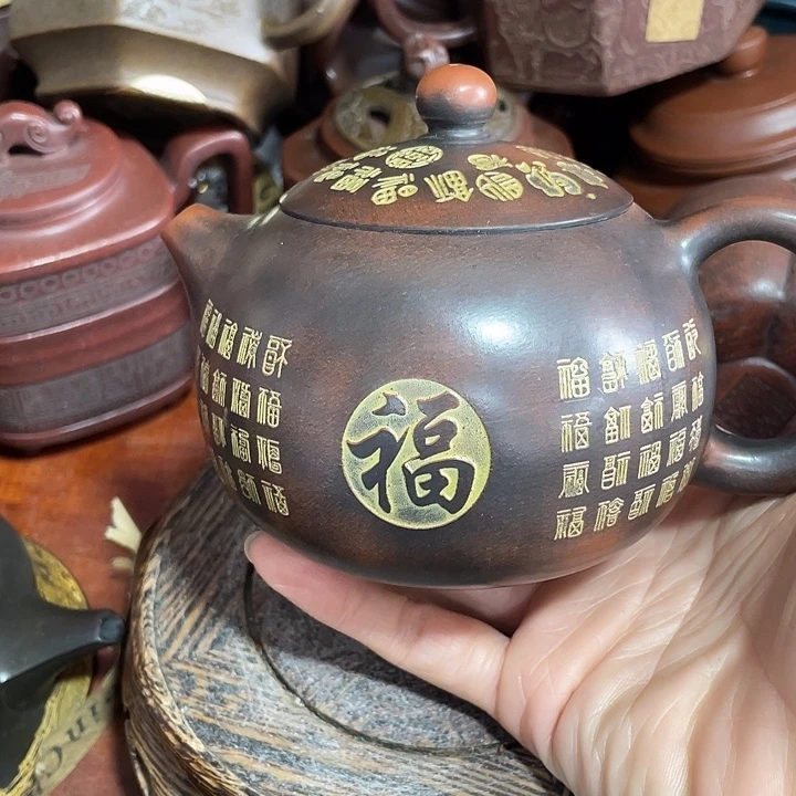 紫砂茶壶原矿泥料，手工制作的一把紫砂壶。