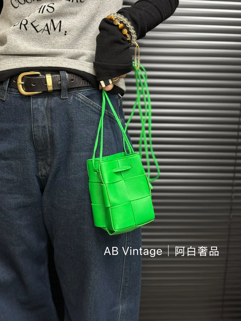 95新 BOTTEGA VENETA/葆蝶家 阿白奢品/BV 鹦鹉绿迷你水桶包