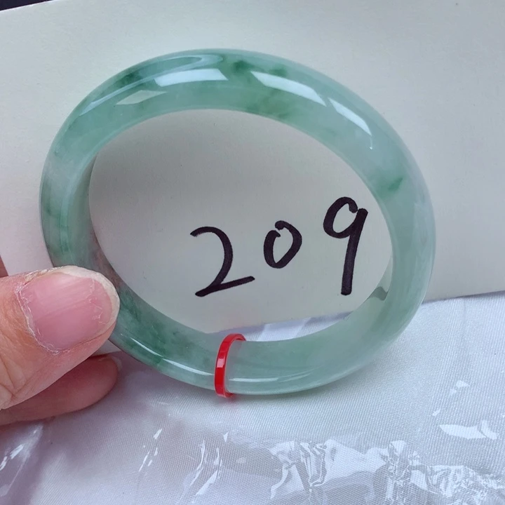 翡翠手镯未镶嵌翡翠