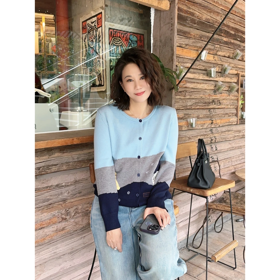 微胖女装【格林童话】圣诞系列撞色毛衣开衫小房子图案轻奢8822