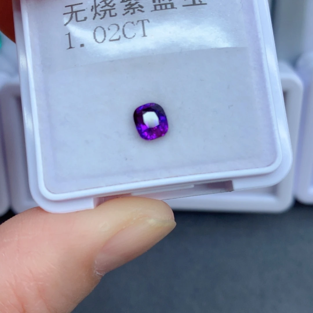 1.02克拉裸石彩色蓝宝石未镶嵌