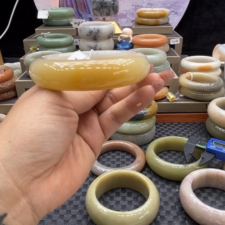 未镶嵌手镯石英质玉