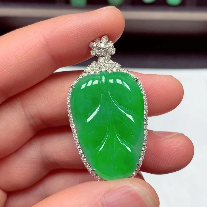 翡翠18K金镶嵌颈饰