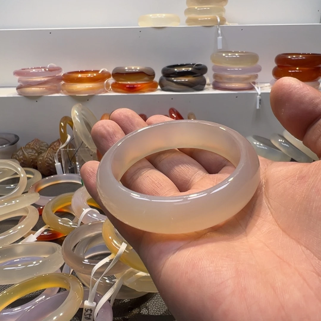 乐***又玛瑙/玉髓未镶嵌手镯