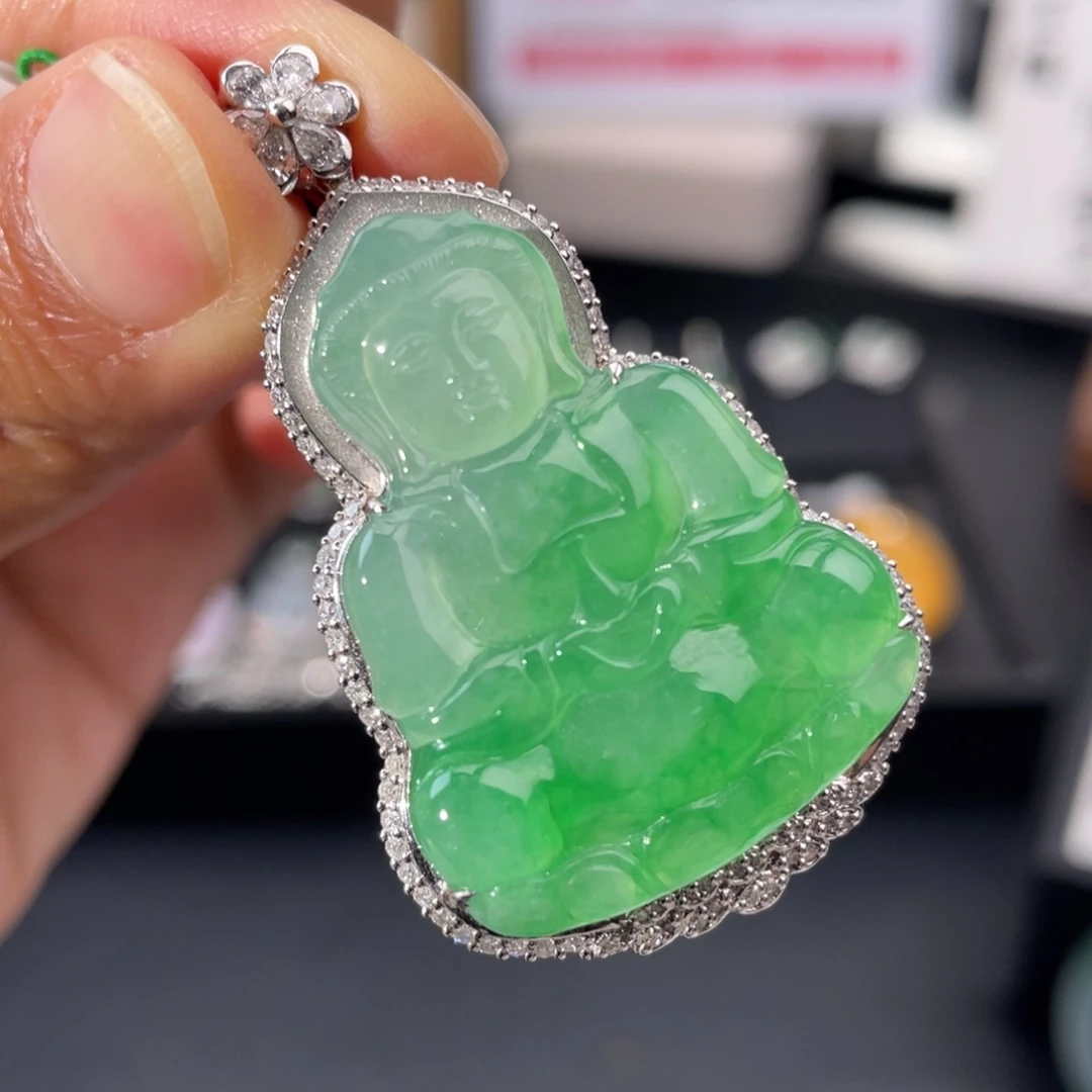 翡翠18K金镶嵌颈饰观音吊坠