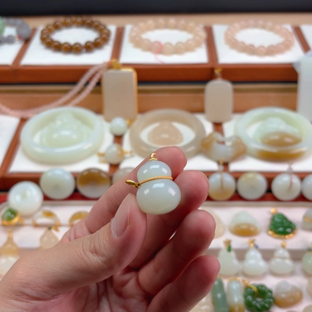 牛***姐和田玉未镶嵌颈饰