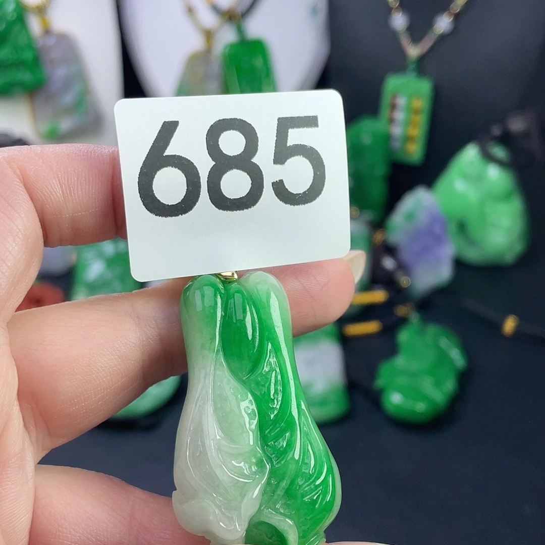 翡翠未镶嵌吊坠(赠链)