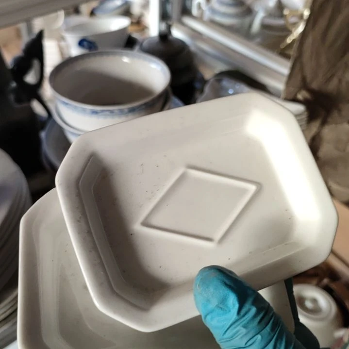 摆件。陶瓷盘子碗啥都有