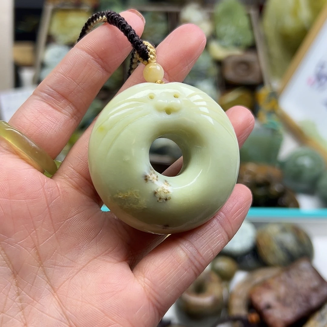 ****小岫岩老玉（透闪石质玉）未镶嵌颈饰猫扣