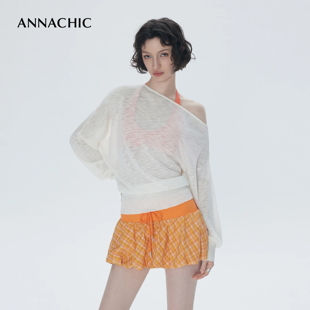 ANNACHIC夏日慵懒_轻薄透视斜肩一字领针织罩衫_时髦宽松露肩上衣