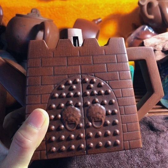 紫砂茶壶原矿泥料手工制作的紫砂壶。