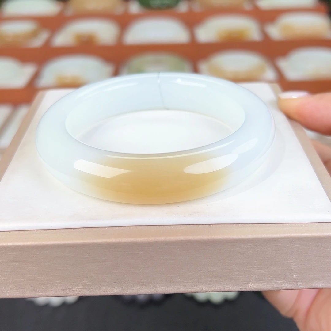 和田玉手镯未镶嵌和田玉糖白手镯