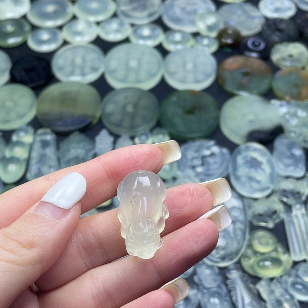 岫玉未镶嵌颈饰貔貅