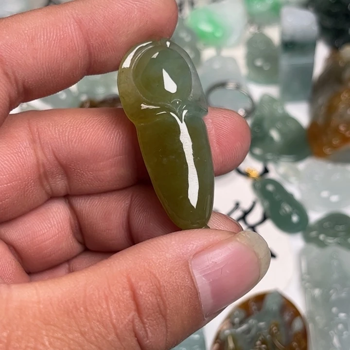 翡翠未镶嵌颈饰玉兰花