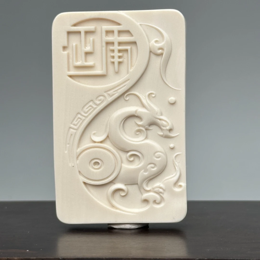 DEZHI/德志59*37*9mm30.8g无事牌吊坠天然猛犸牙K846（打孔吊坠绳）