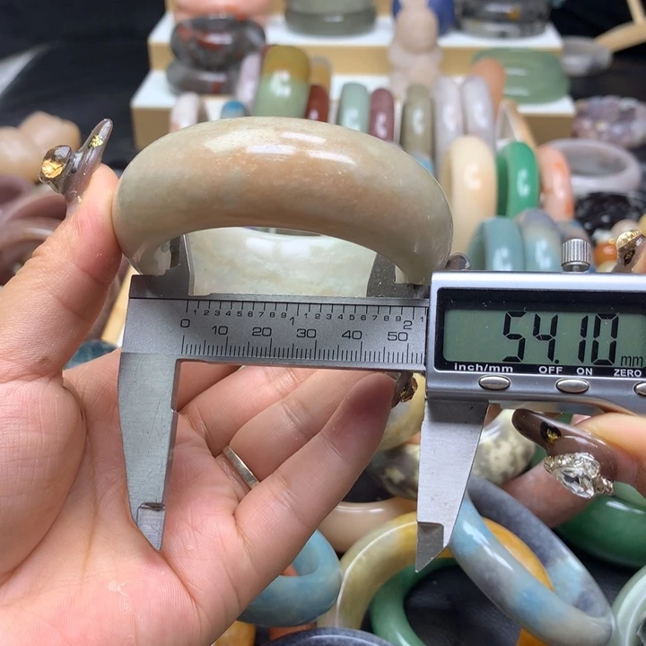 未镶嵌手镯石英质玉