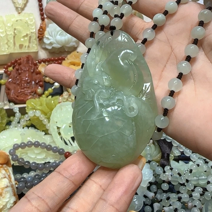 未镶嵌蛇纹石玉吊坠