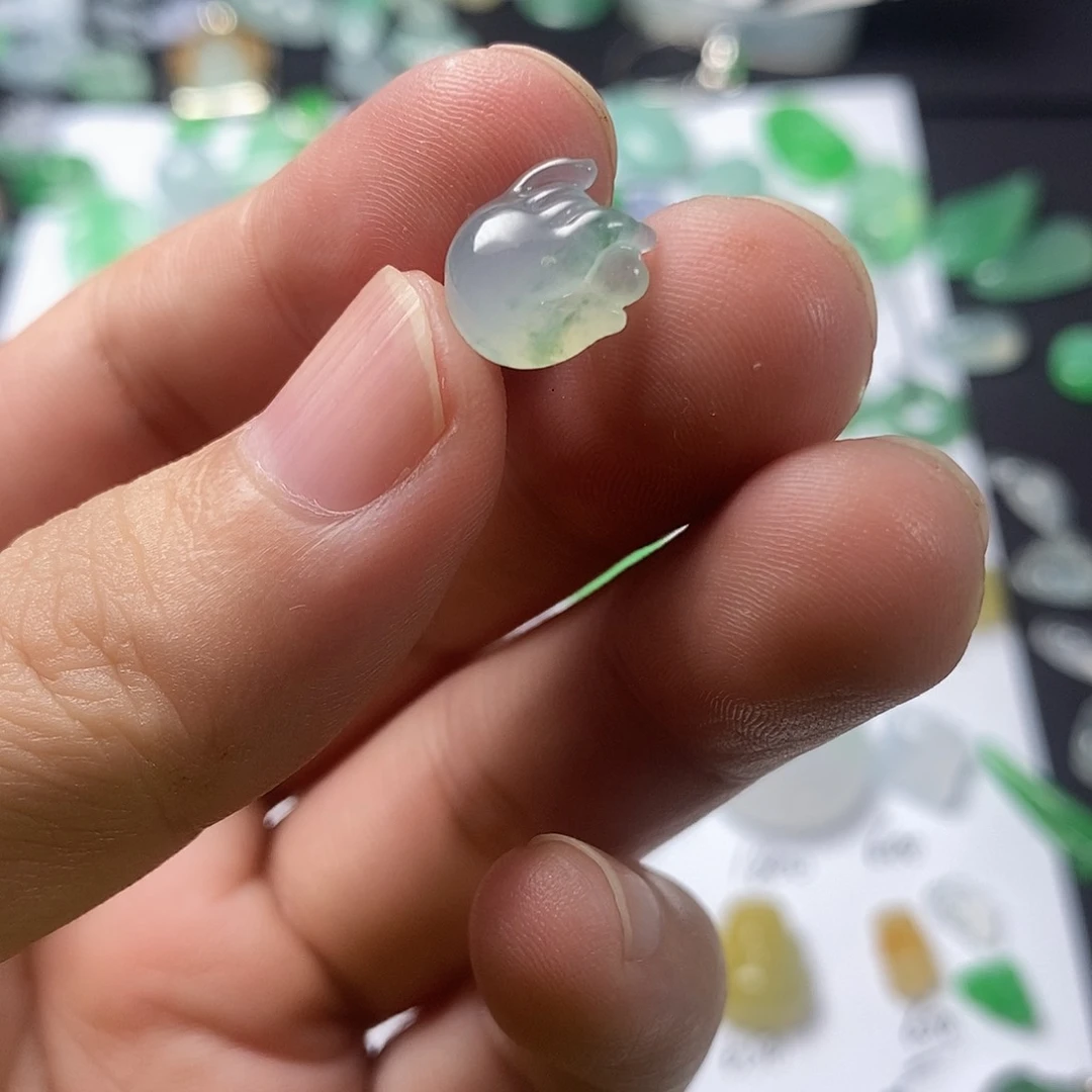 翡翠未镶嵌颈饰佛手