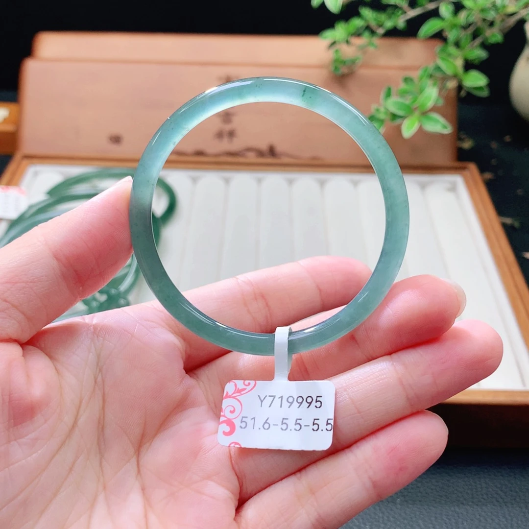 翡翠未镶嵌手镯(圆镯)