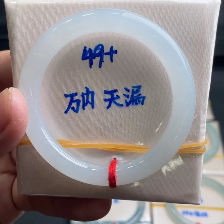 翡翠手镯未镶嵌翡翠手镯