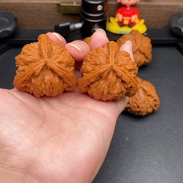 放***己文玩核桃把件白奔