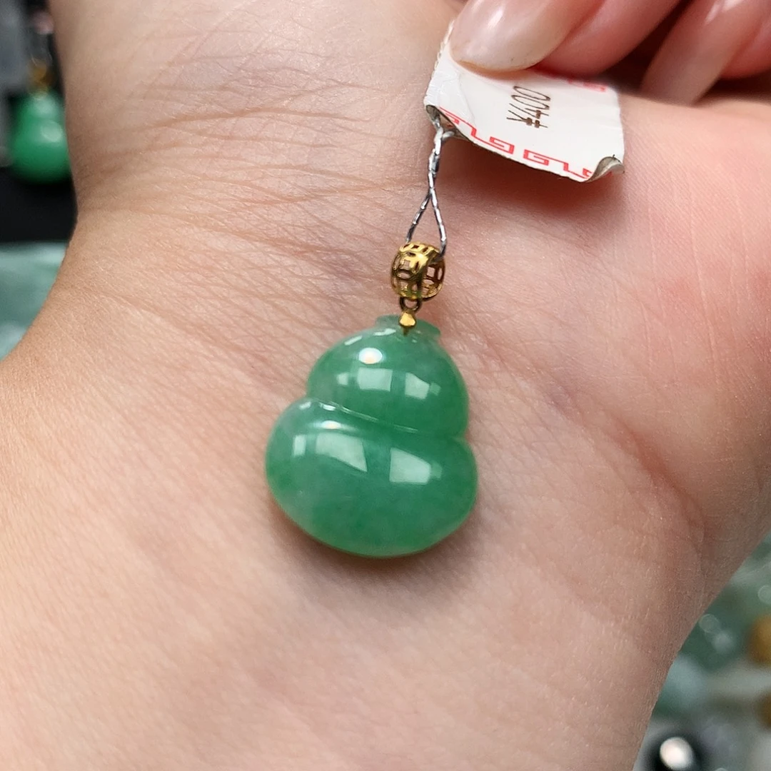 翡翠18K金镶嵌颈饰葫芦