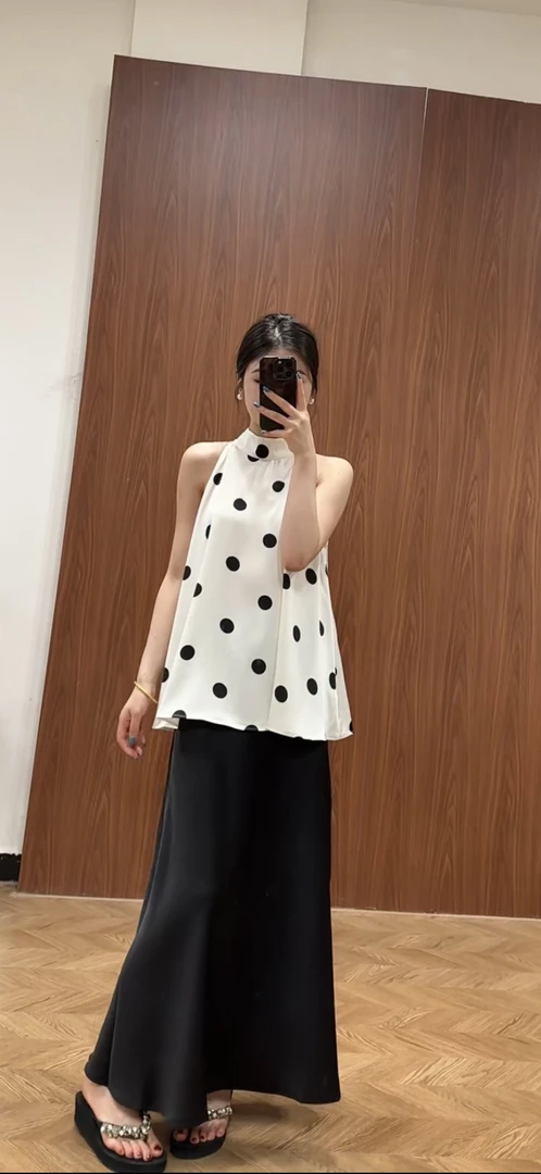 波点挂脖醋酸上衣