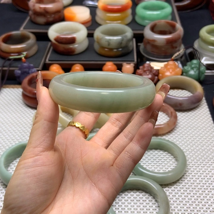 石英质玉未镶嵌手镯