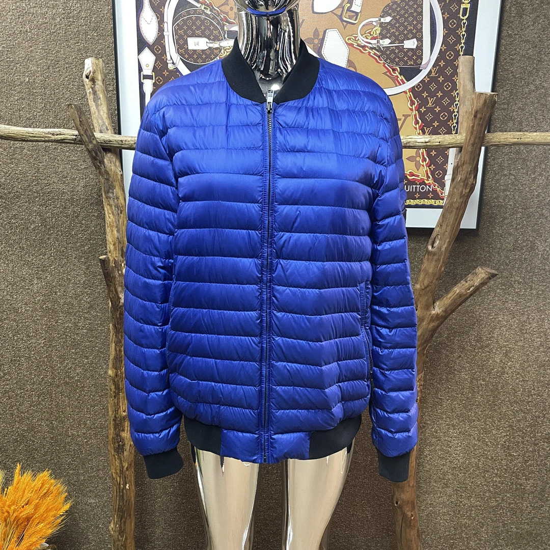 99新 Prada/普拉达 纯色三角标轻薄羽绒服 48码 99新 非专柜原吊