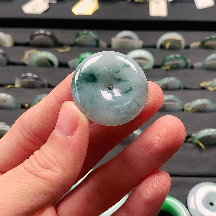 翡翠颈饰未镶嵌平安扣