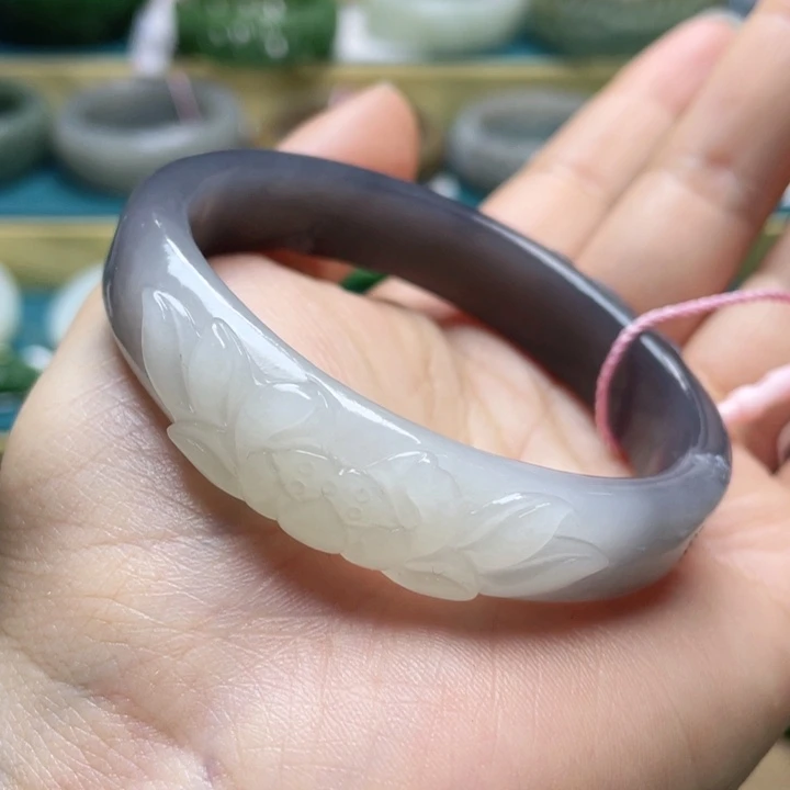 和田玉手镯53圈口。编号96未镶嵌