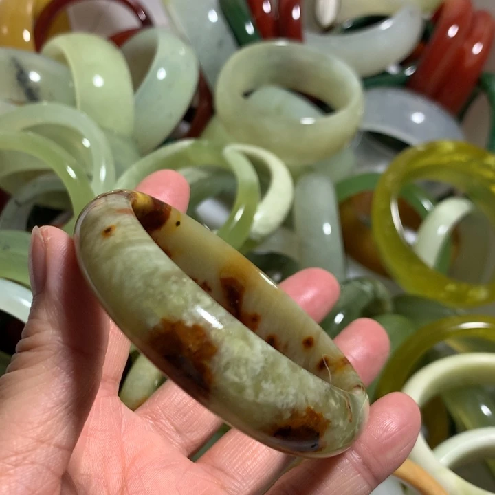 蛇纹石玉未镶嵌手镯