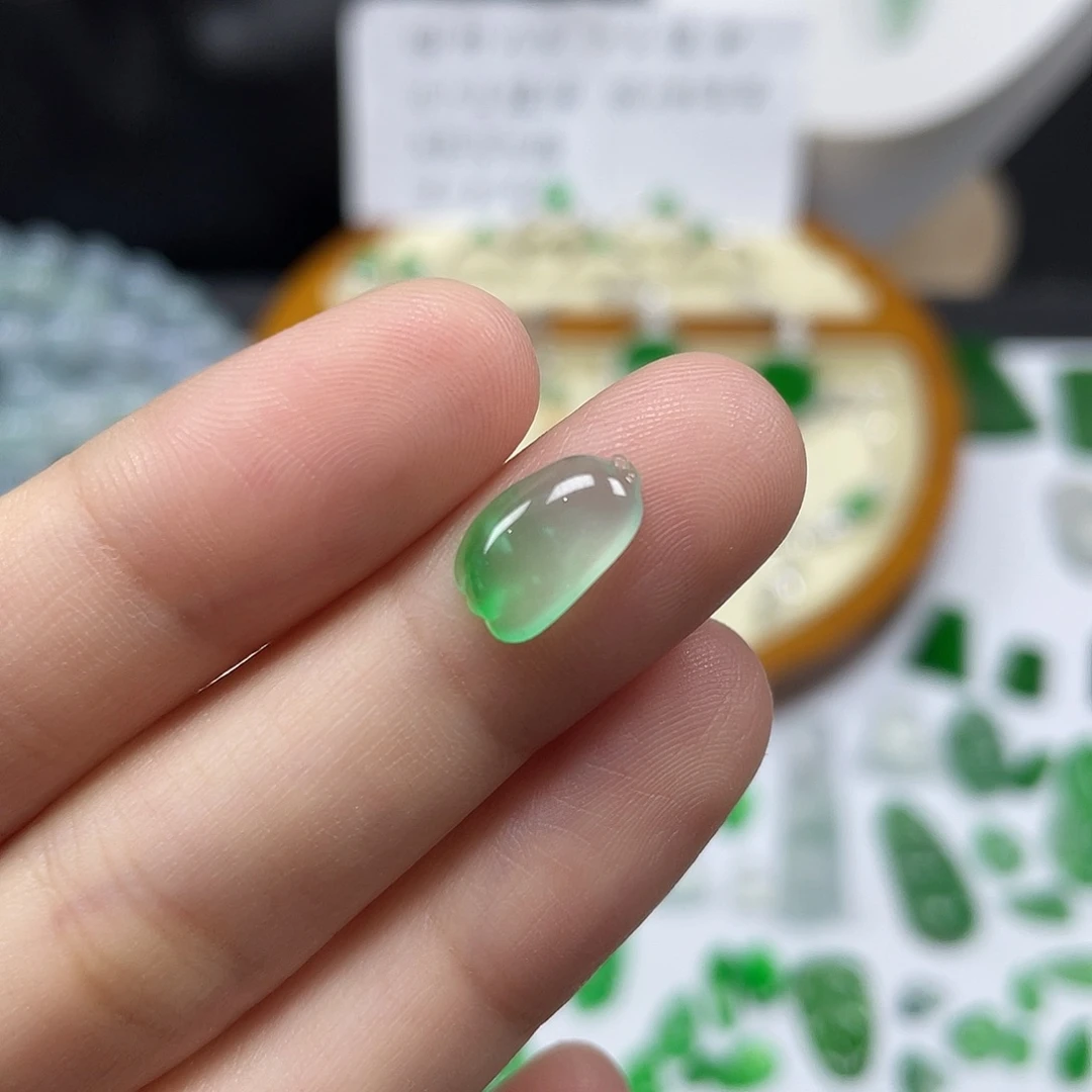 翡翠未镶嵌颈饰福瓜