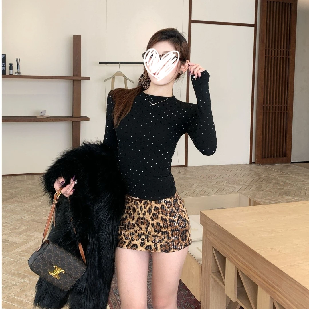 满天星 2025冬季新款重工烫钻圆领加绒磨毛正肩长袖女修身打底衫